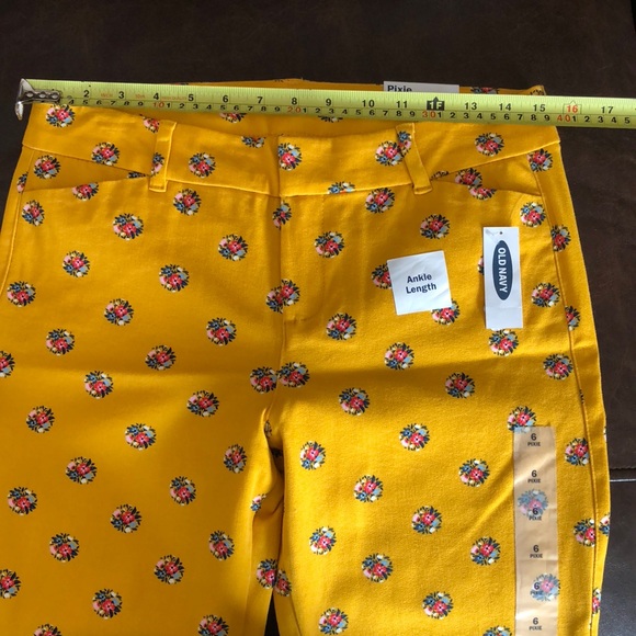 Old Navy Mid-Rise Pixie Ankle Pants for Women - Picture 4 of 4